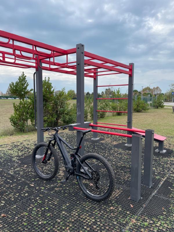 Bulls e-bike in a calisthenics park